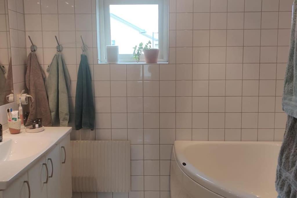 Water Facing Villa With Pool & Sauna Lidingö Exteriör bild