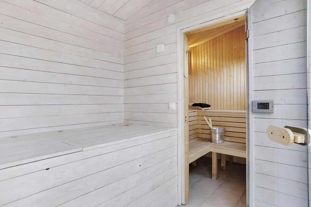 Water Facing Villa With Pool & Sauna Lidingö Exteriör bild